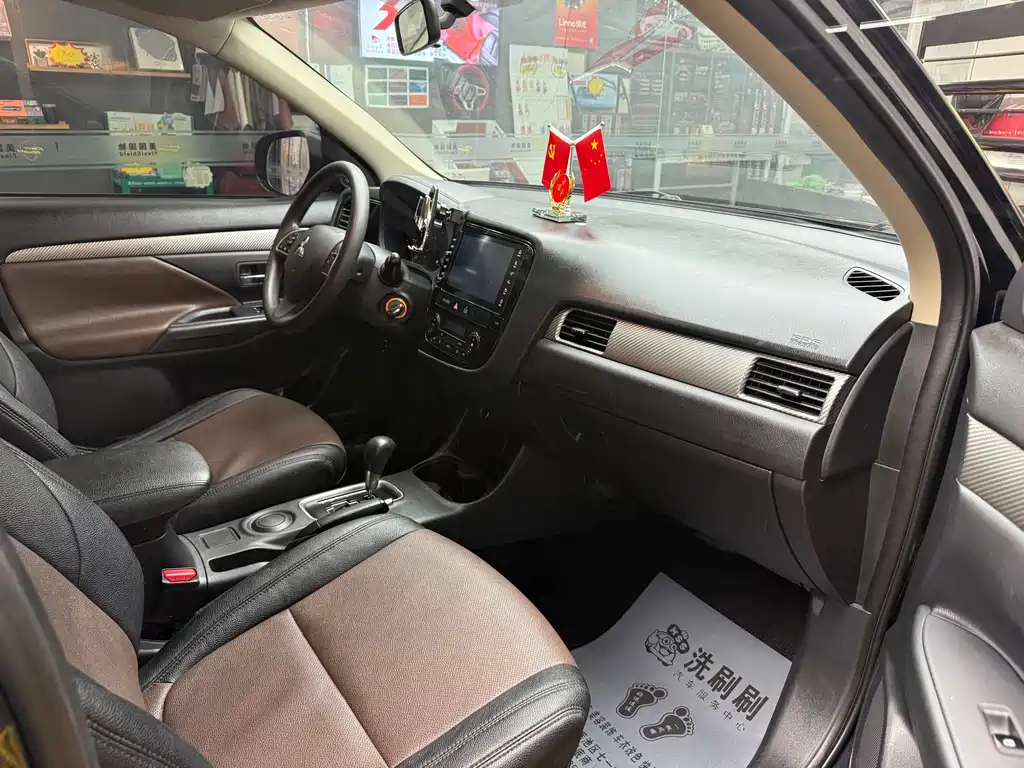 MITSUBISHI OUTLANDER