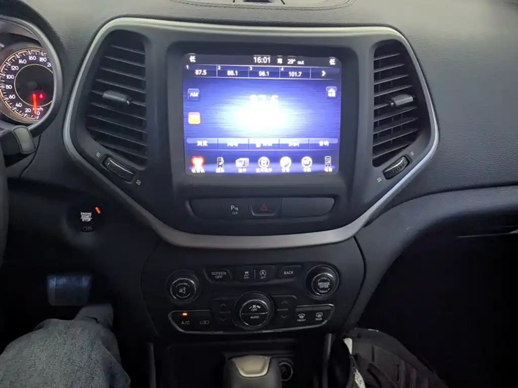 Jeep Cherokee — миниатюра 13
