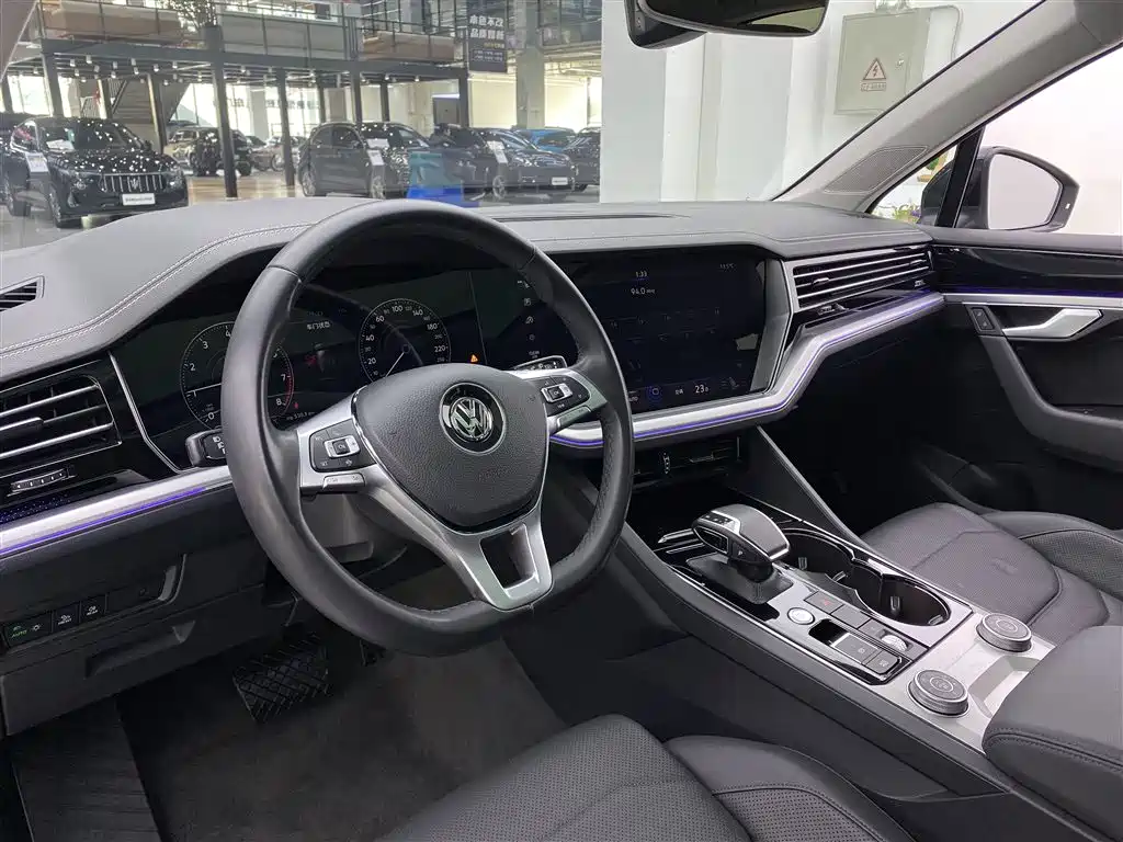 VOLKSWAGEN TOUAREG