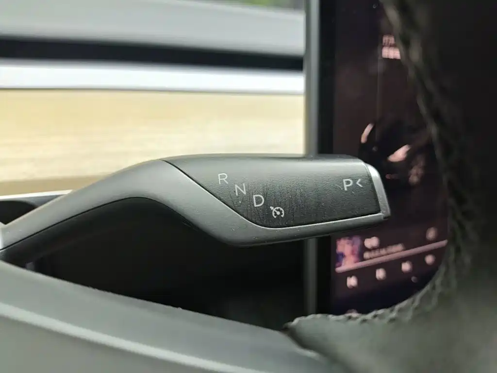Tesla Model Y — миниатюра 14