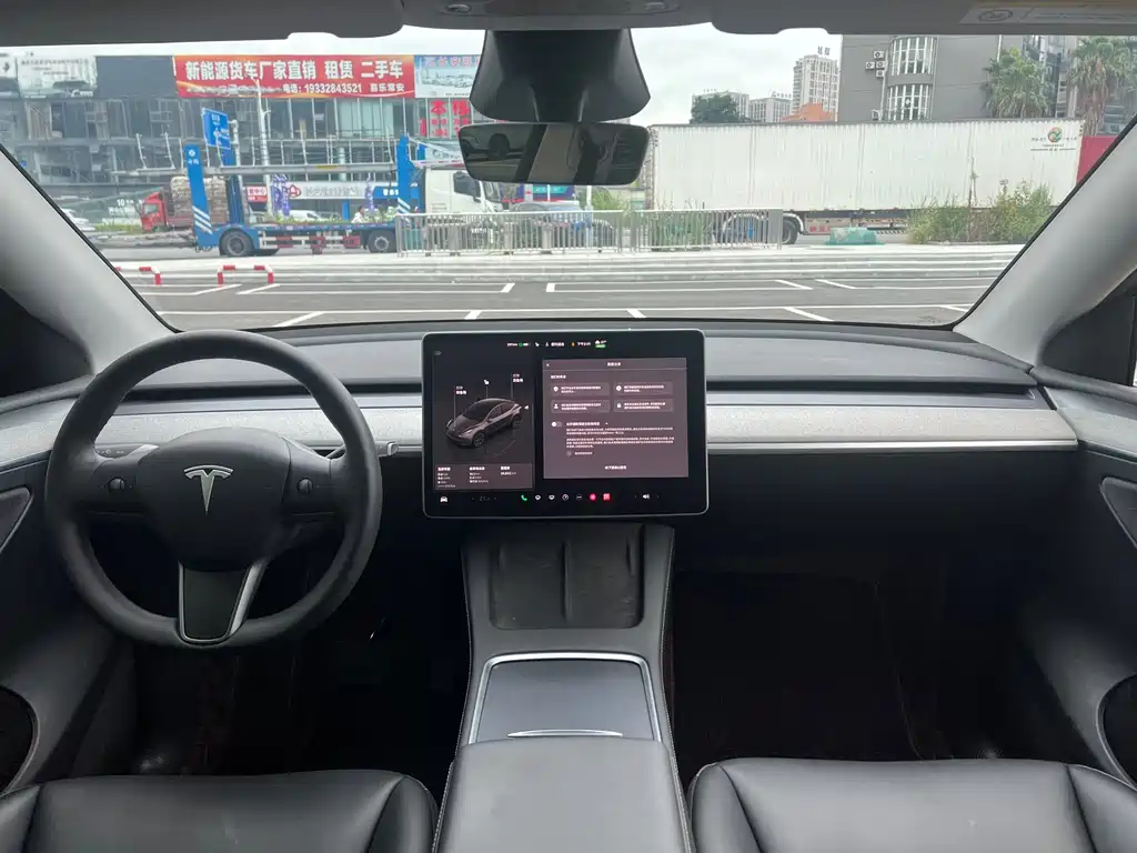 Tesla Model Y — миниатюра 12