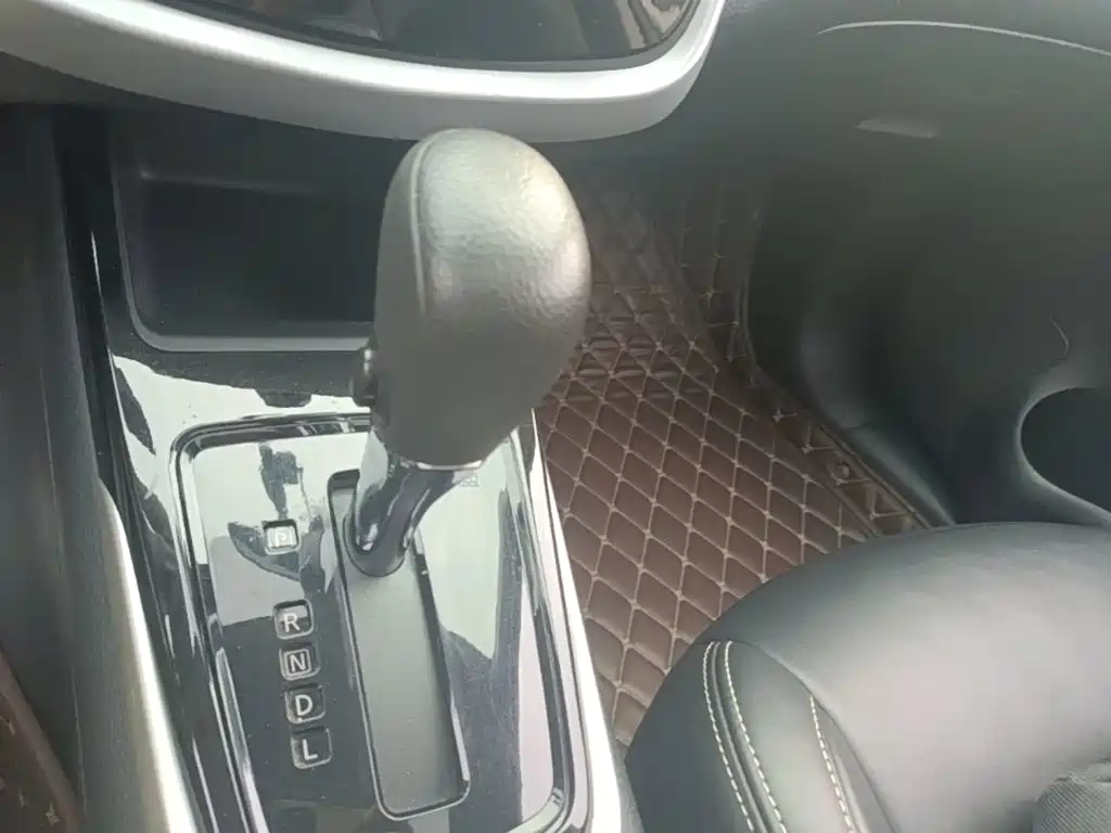 Nissan Tiida — миниатюра 14