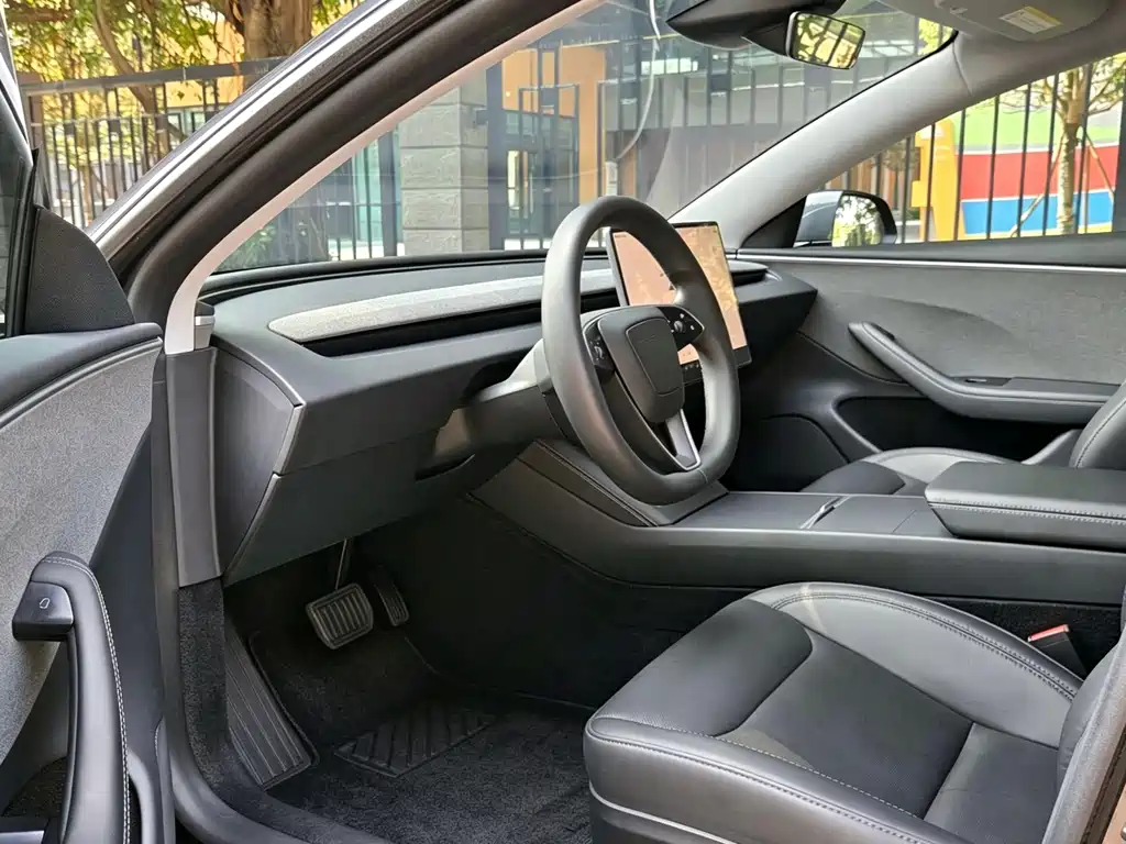 Tesla Model 3 — миниатюра 4