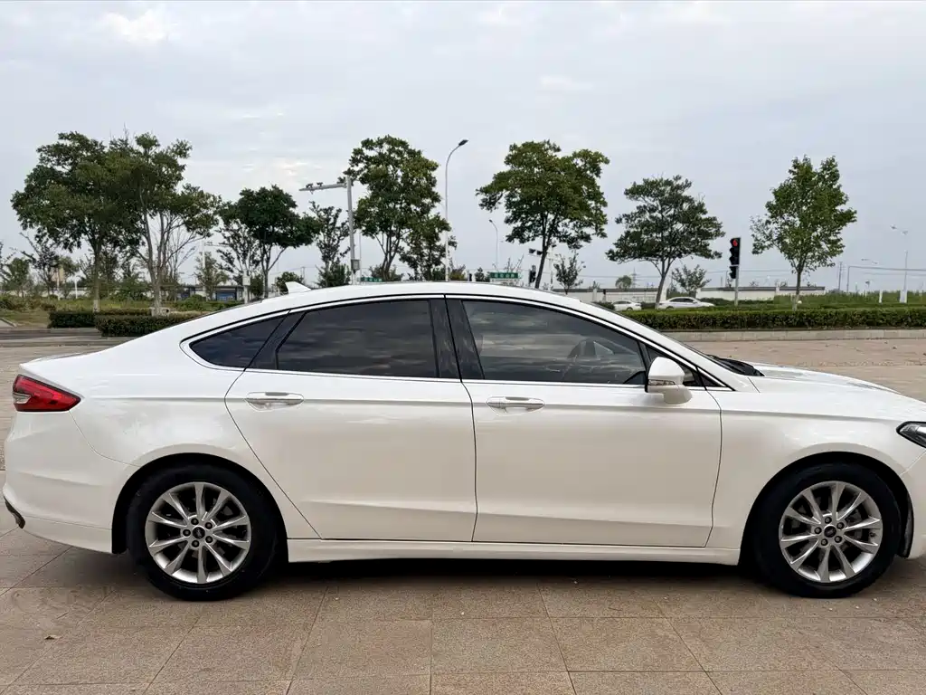 Ford Mondeo — миниатюра 7