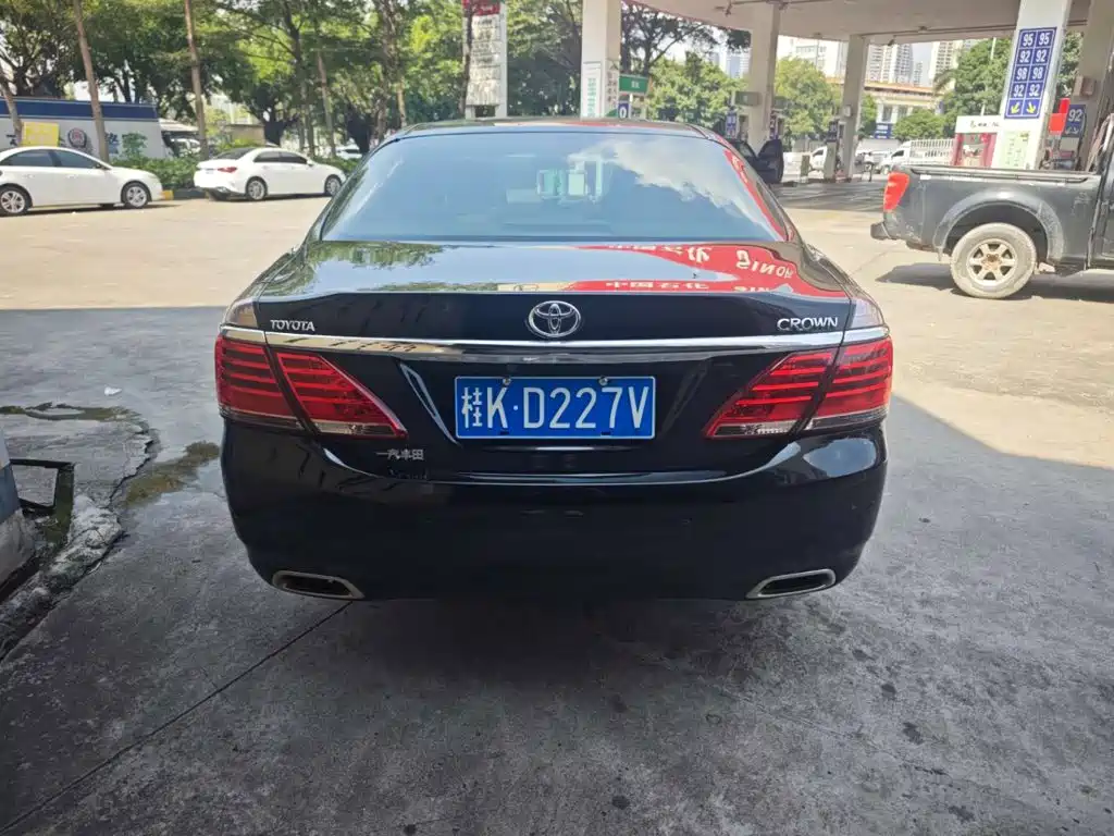 Toyota Crown — миниатюра 5