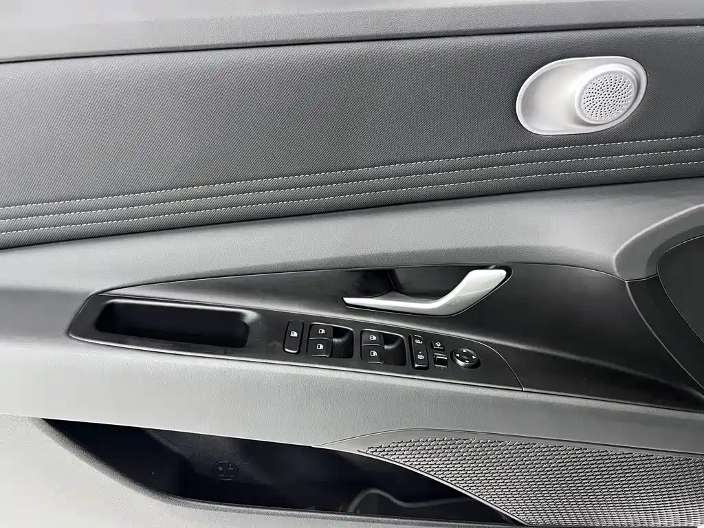 Hyundai Elantra — миниатюра 13