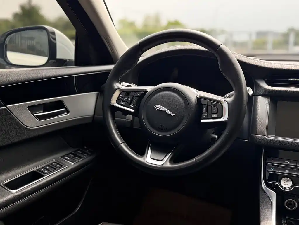 Jaguar XFL — миниатюра 13