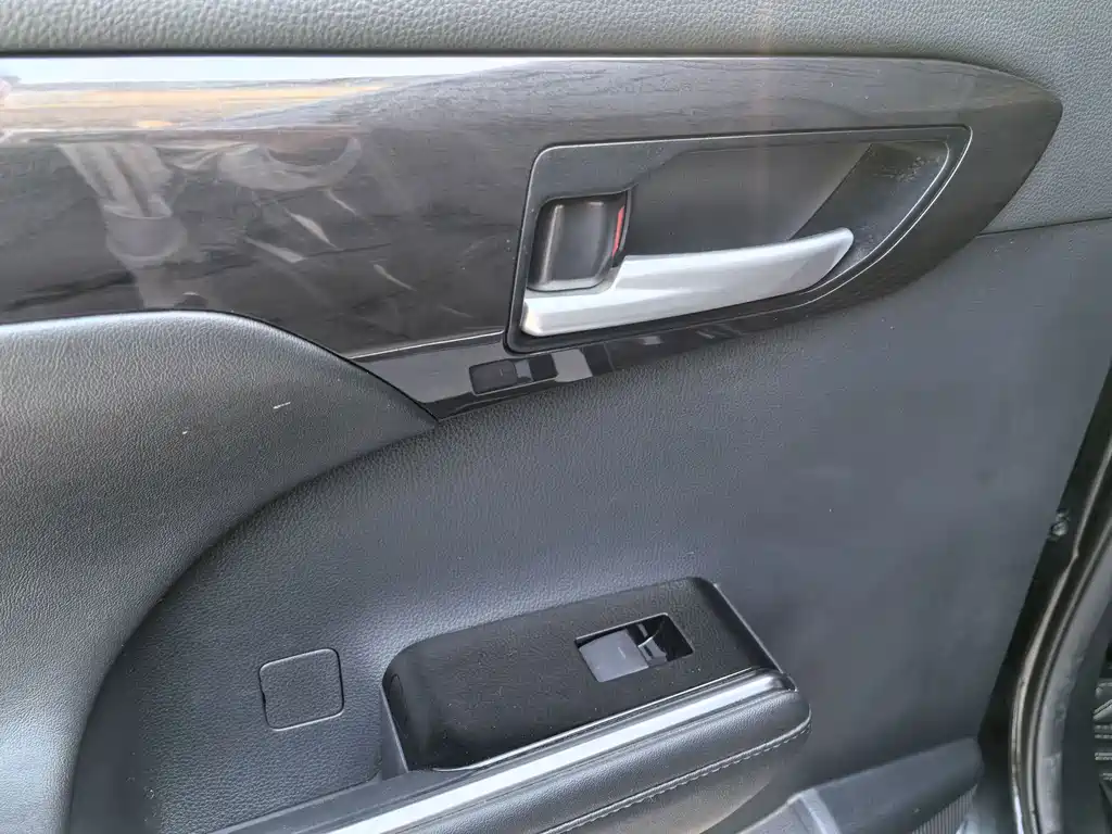 Toyota Crown Kluger — миниатюра 34