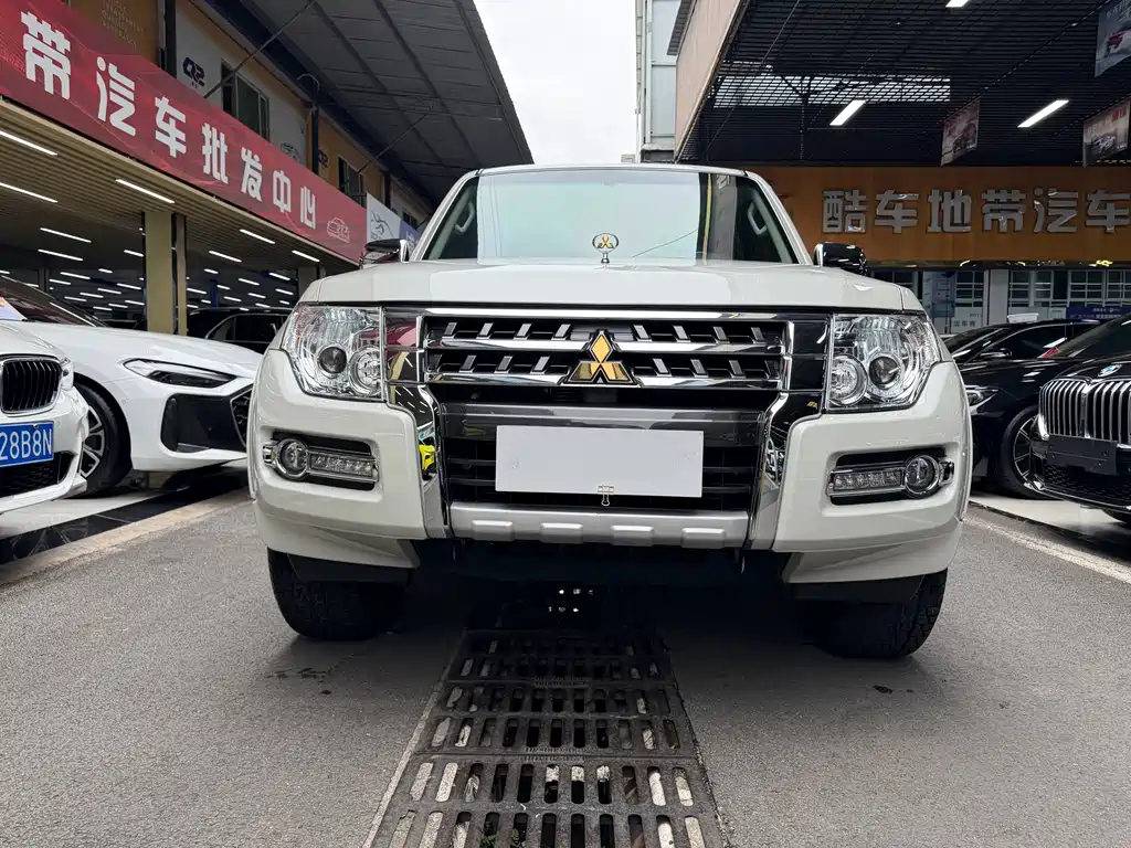 Mitsubishi Pajero (Import) — миниатюра 3