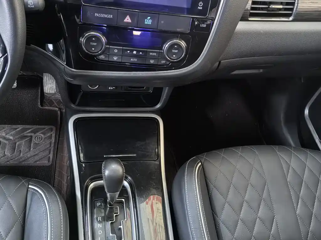 MITSUBISHI OUTLANDER