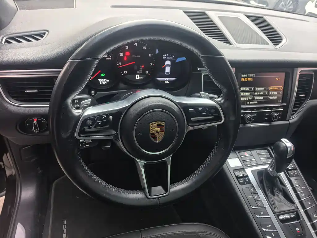 PORSCHE MACAN