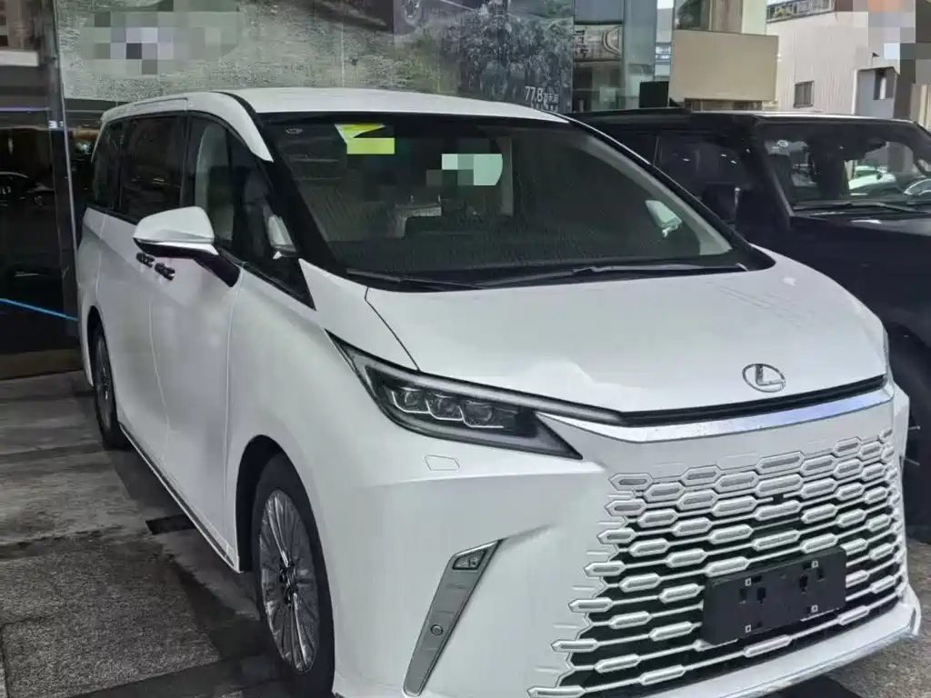 Lexus LM 0