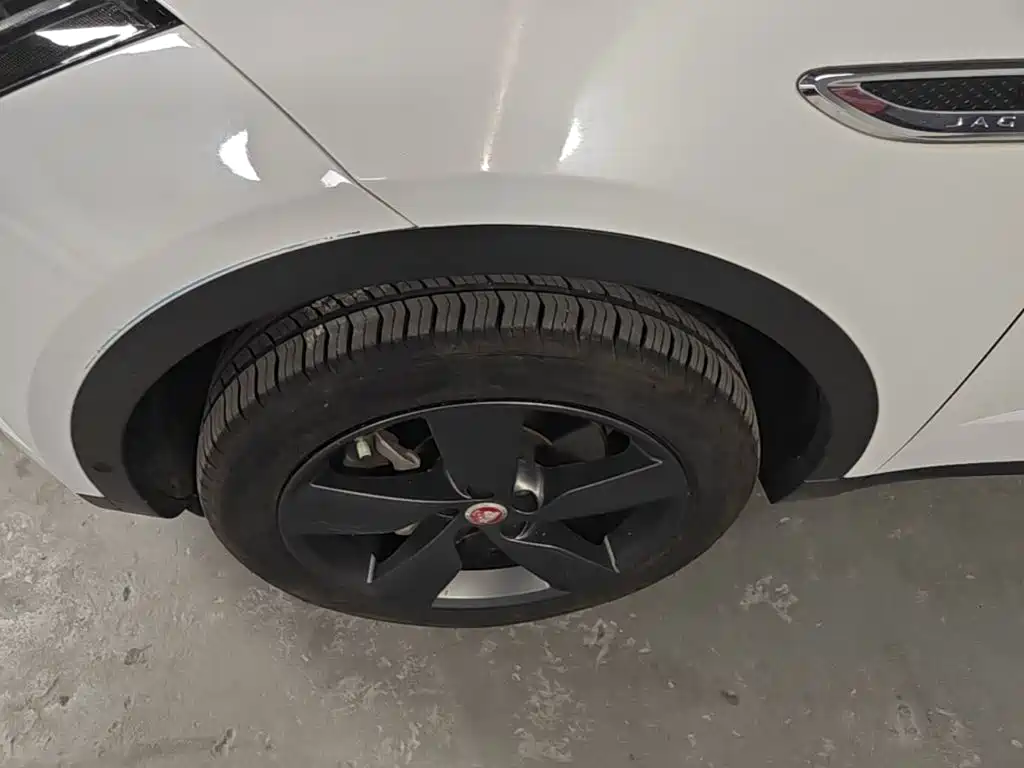 Jaguar E-PACE — миниатюра 23
