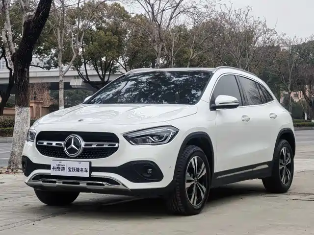 MERCEDES-BENZ GLA