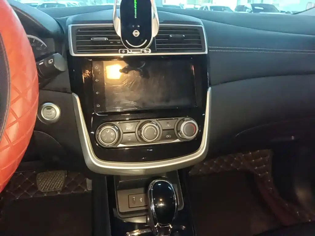 Nissan Tiida — миниатюра 13