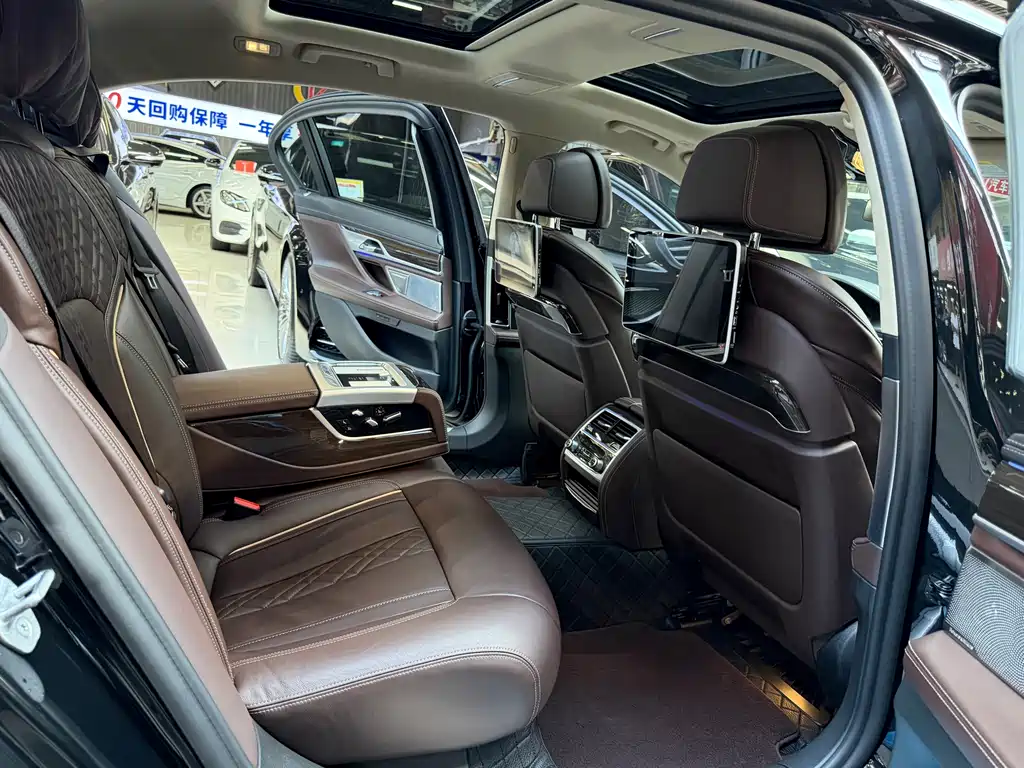 BMW 7 Series — миниатюра 27