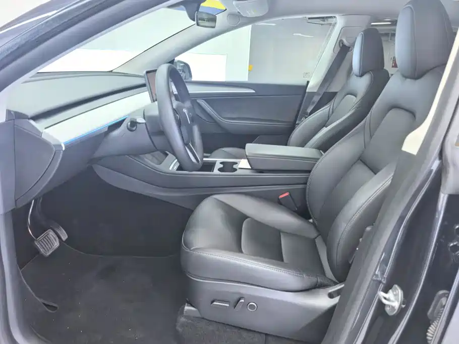 Tesla Model Y — миниатюра 9