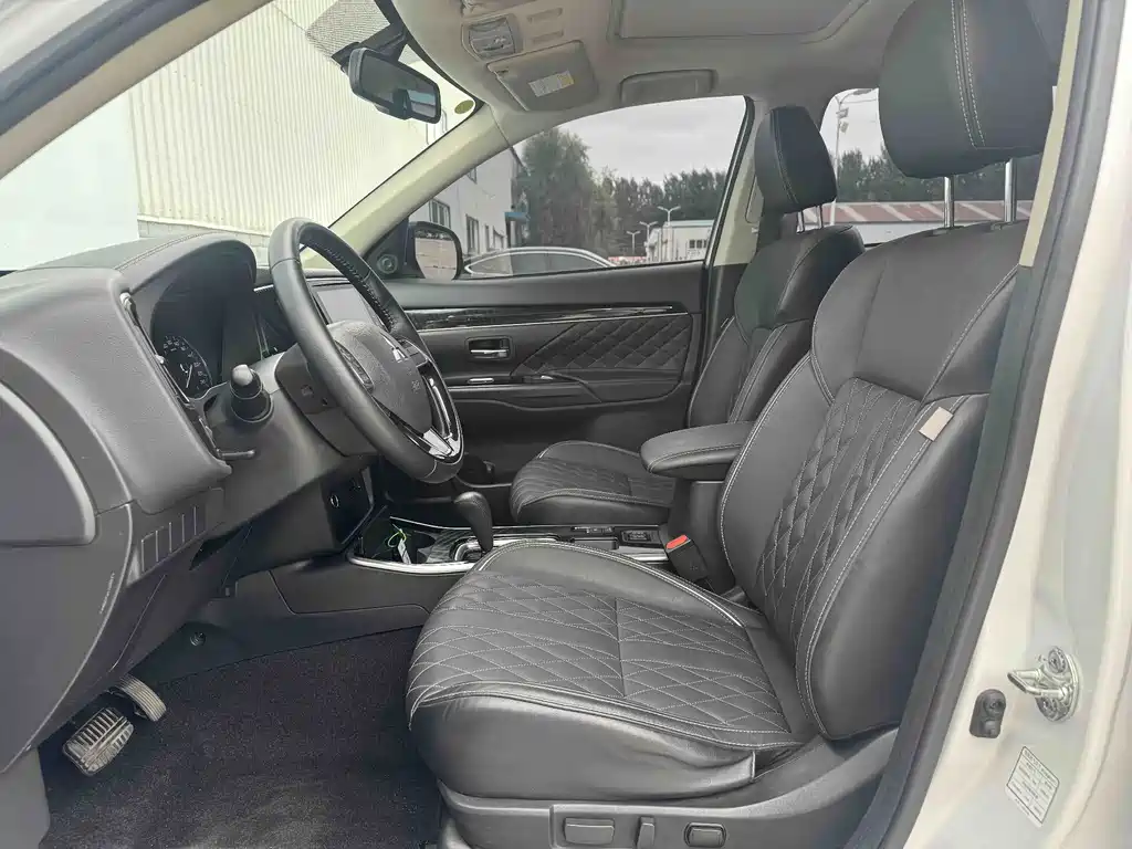 Mitsubishi Outlander — миниатюра 18