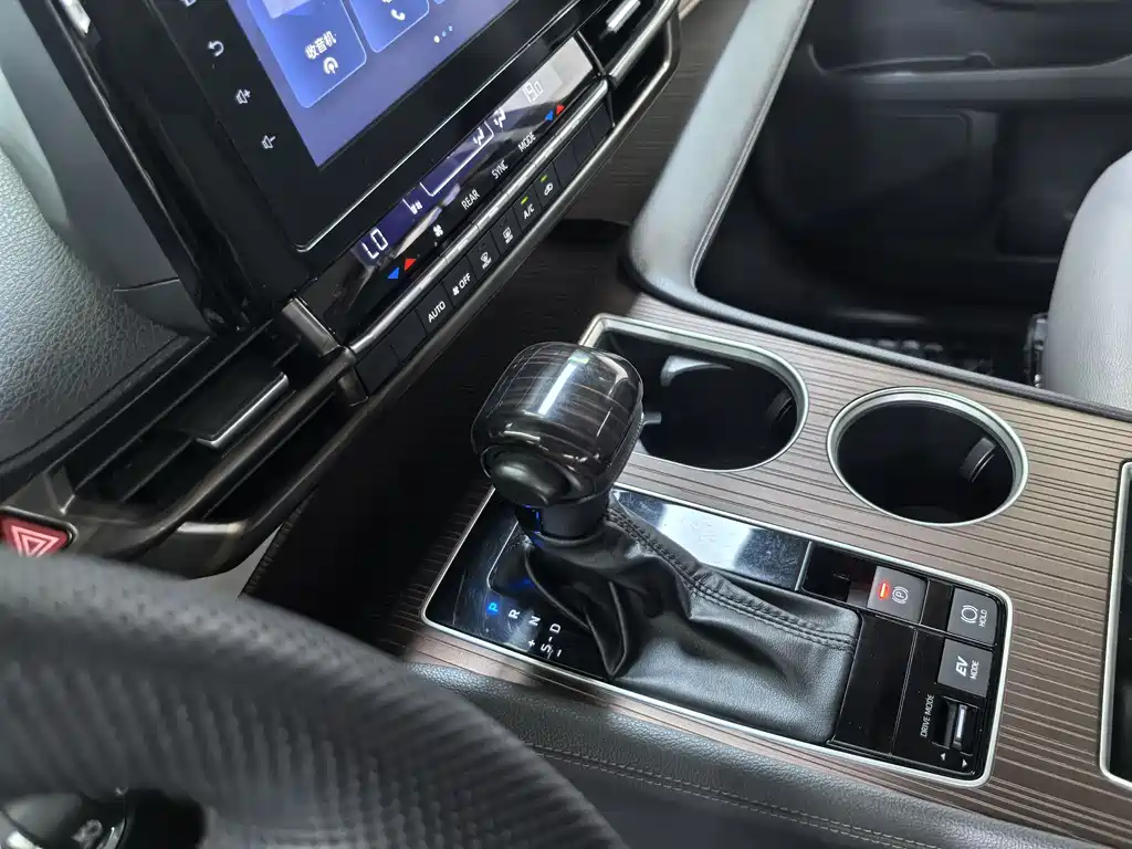 Toyota Granvia 2023 2.5L Comfort