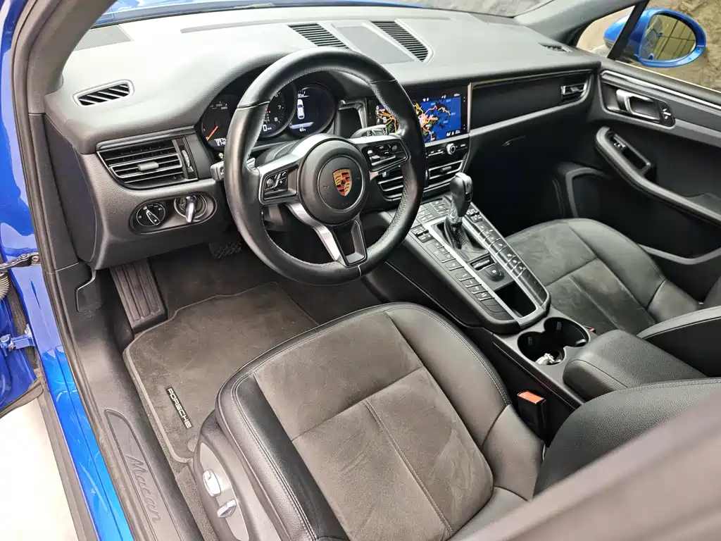 PORSCHE MACAN