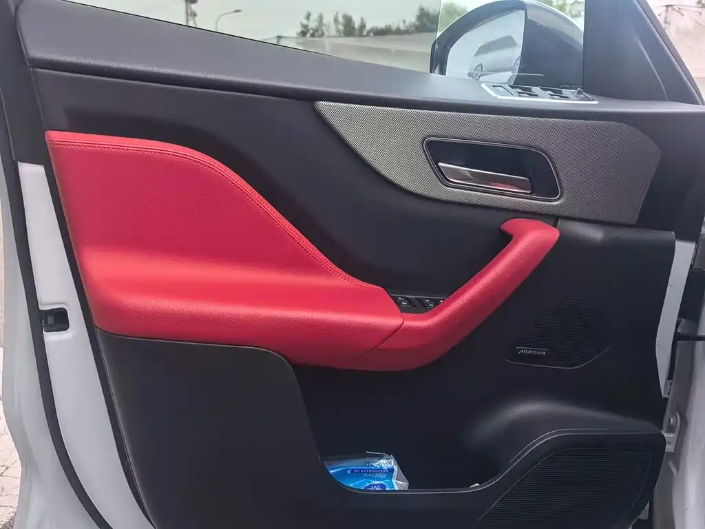 Jaguar F-PACE — миниатюра 8