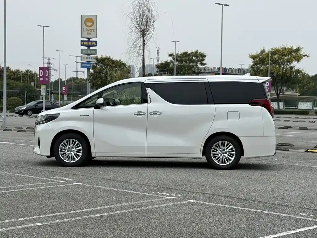 Toyota Alphard — миниатюра 5