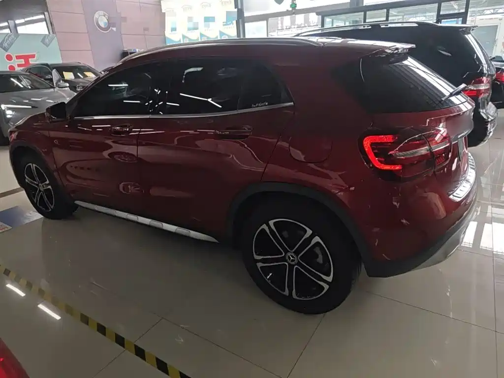 MERCEDES-BENZ GLA