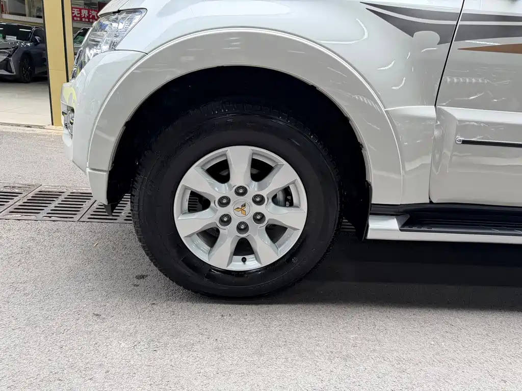 Mitsubishi Pajero (Import) — миниатюра 30