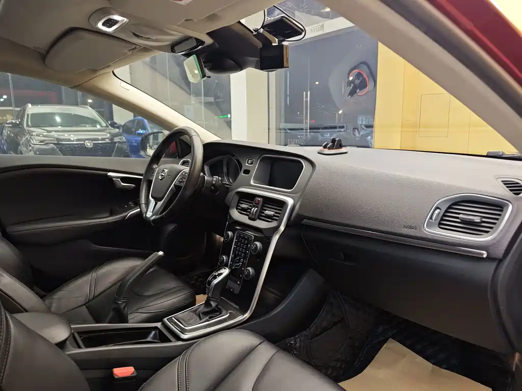 Volvo V40 — миниатюра 31