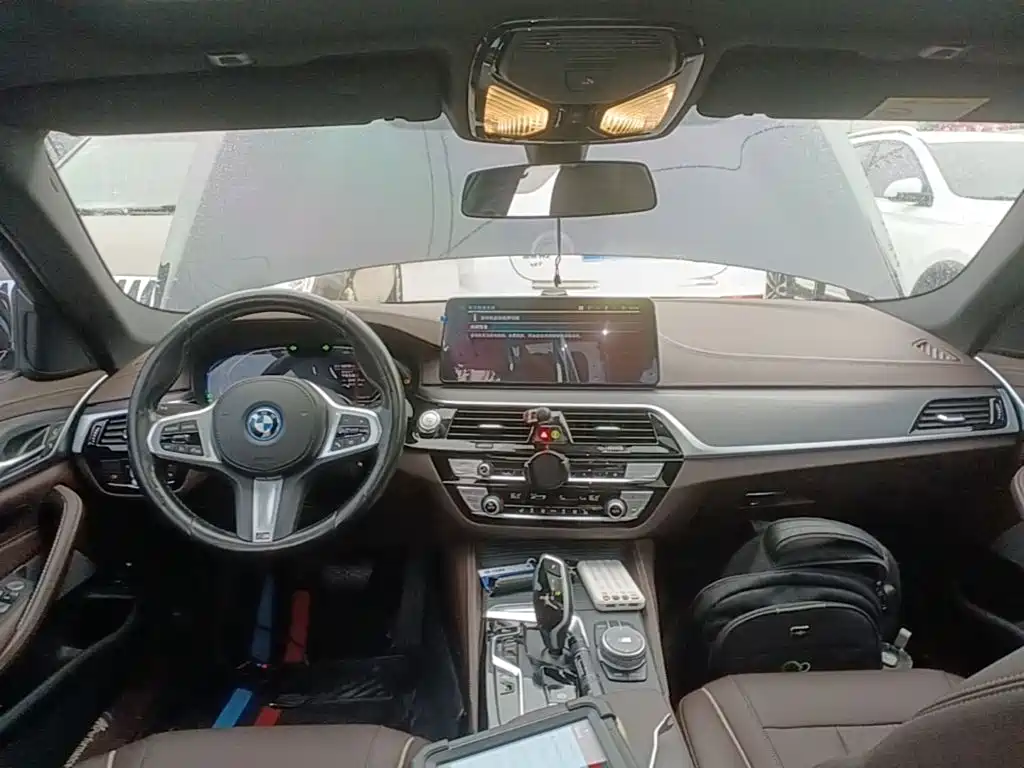 BMW 5 Series New Energy — миниатюра 10