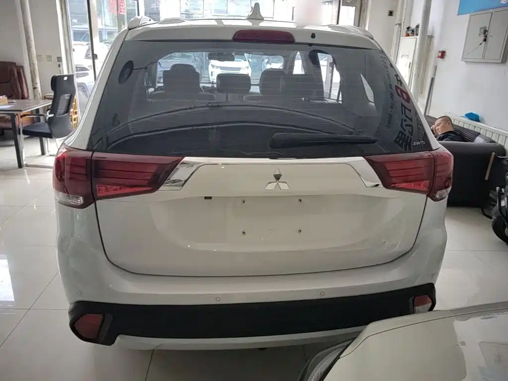 Mitsubishi Outlander — миниатюра 6