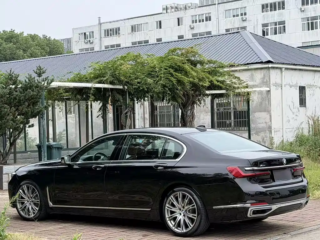 BMW 7 Series — миниатюра 7
