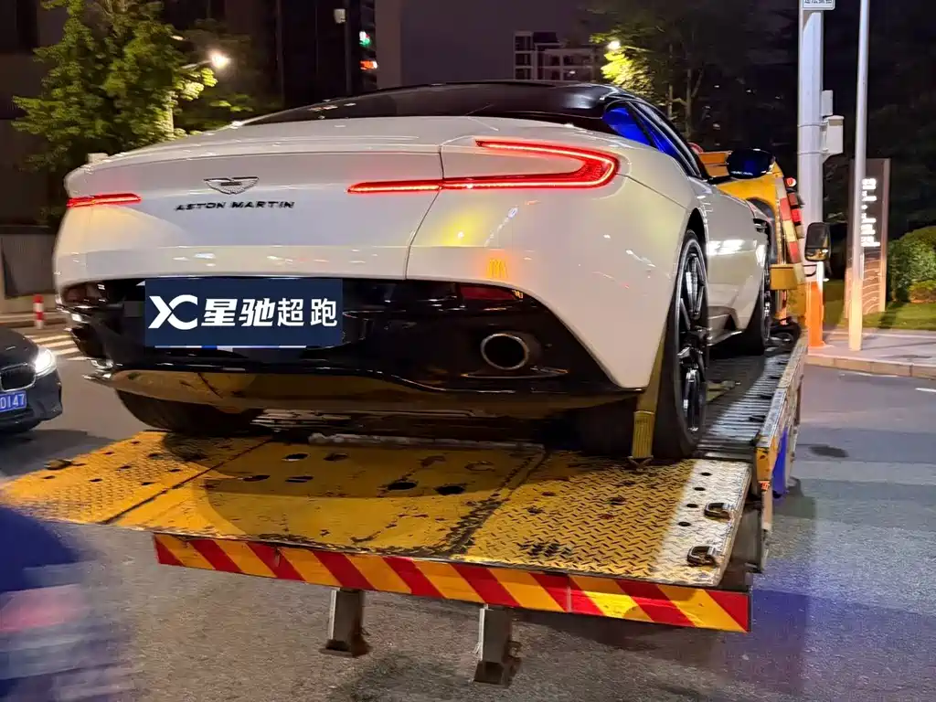 Aston Martin DB11 — миниатюра 8