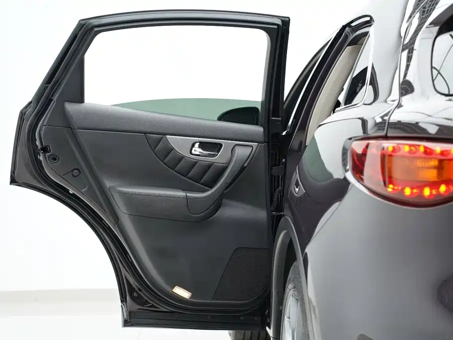 Infiniti QX70 — миниатюра 37