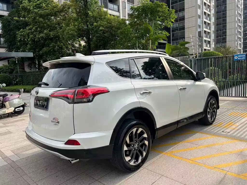 Toyota RAV4 — миниатюра 7