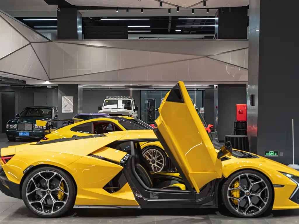 LAMBORGHINI REVUELTO