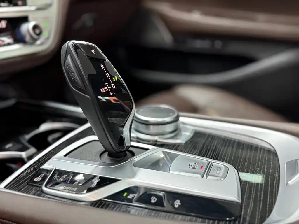 BMW 7 Series — миниатюра 13