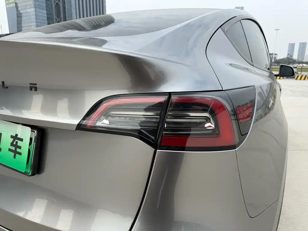 Tesla Model Y — миниатюра 8