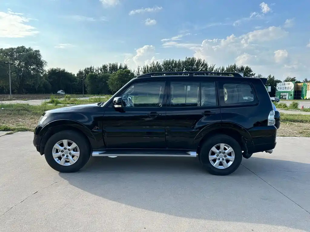 Mitsubishi Pajero (Import) — миниатюра 7