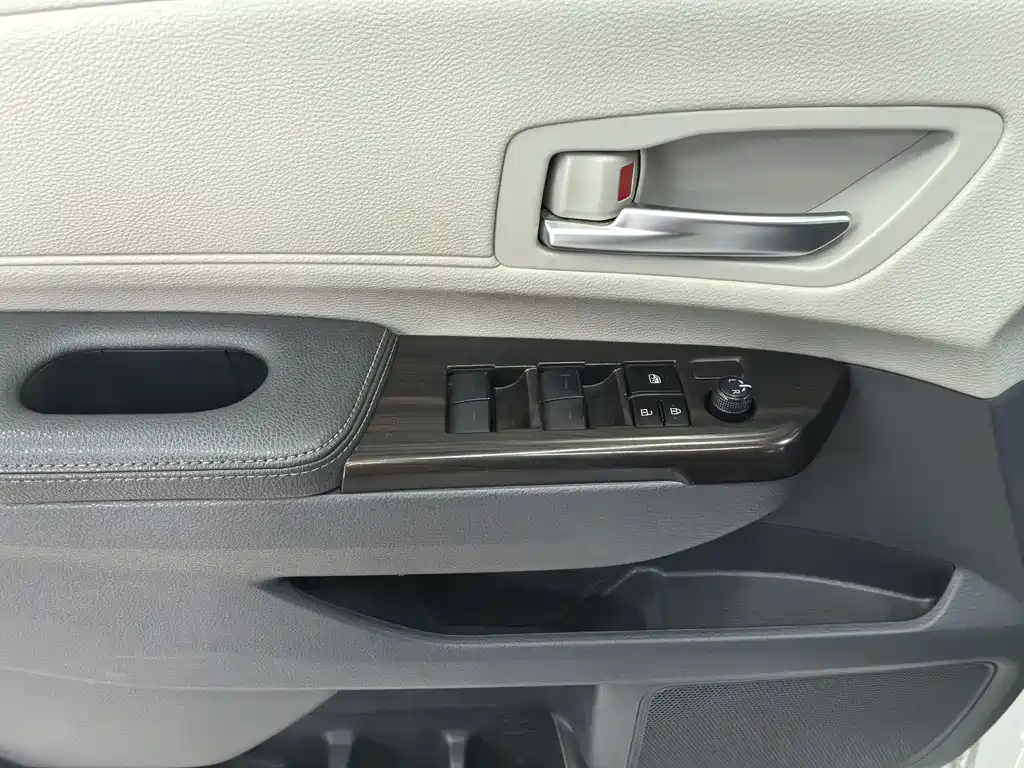 Toyota Granvia 2023 2.5L Comfort