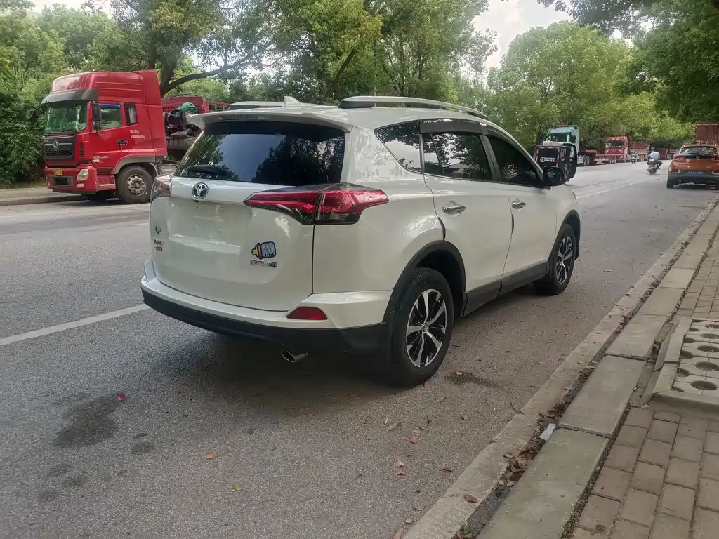 Toyota RAV4 — миниатюра 8