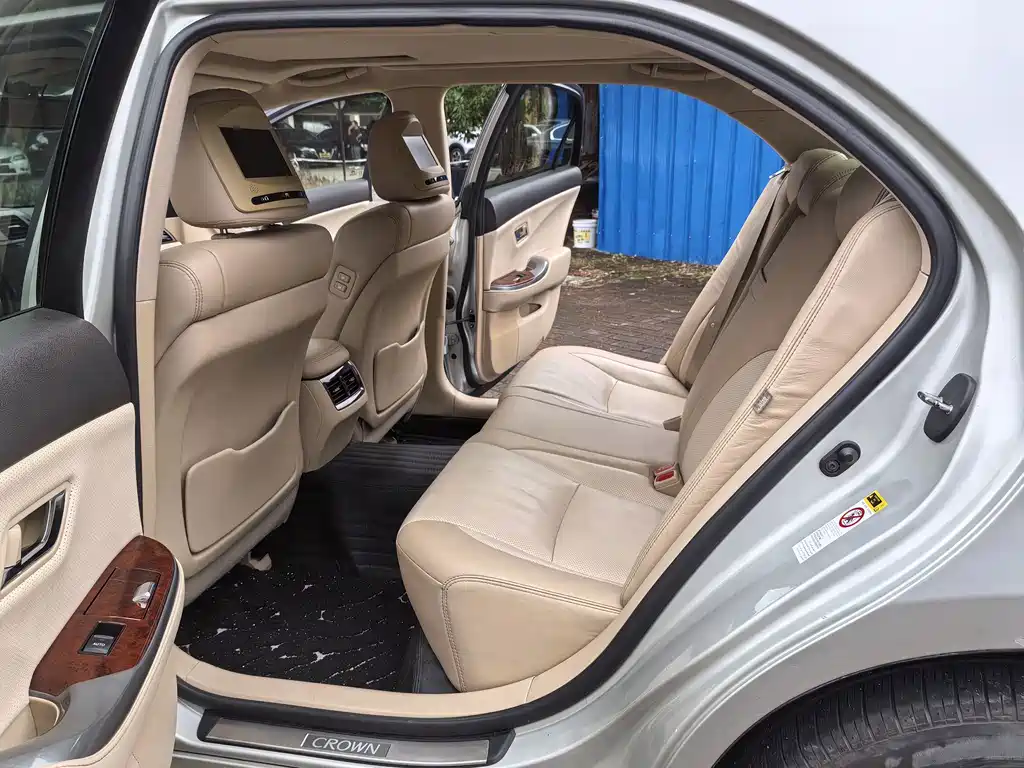 Toyota Crown — миниатюра 11