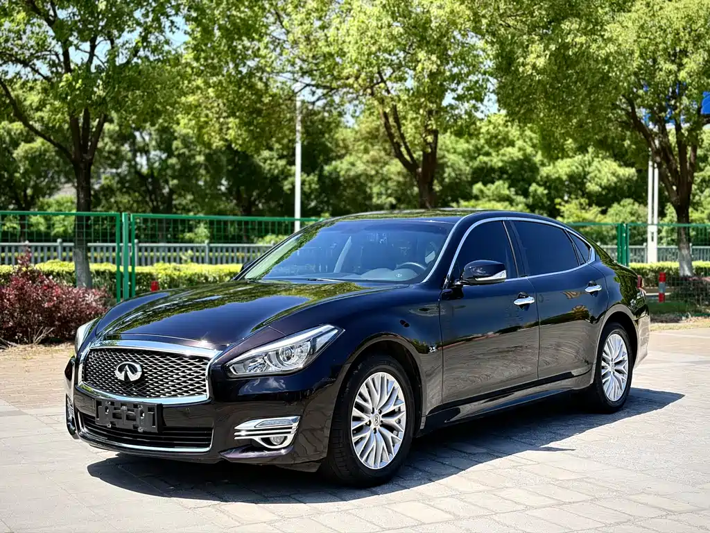 Infiniti Q70 2016