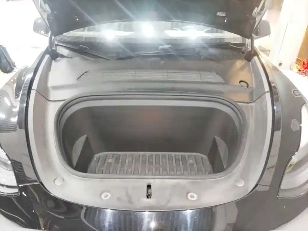 Tesla Model Y — миниатюра 20
