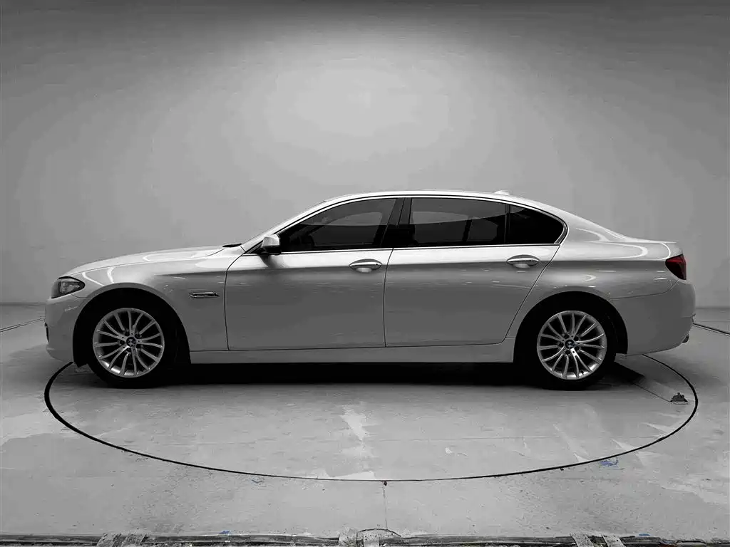 BMW 5 Series — миниатюра 16