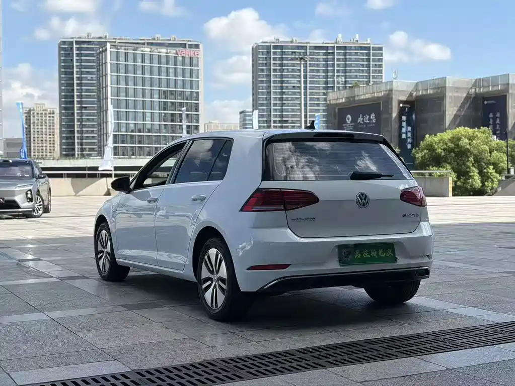 Volkswagen Golf EV — миниатюра 8