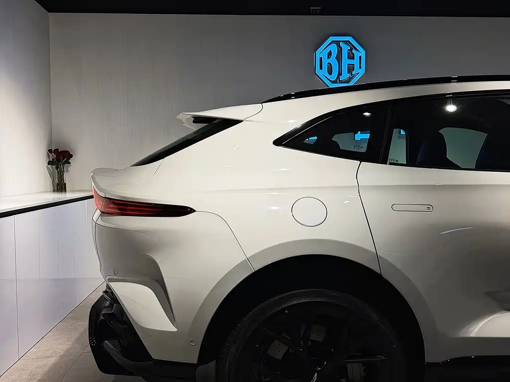 Aston Martin DBX — миниатюра 5