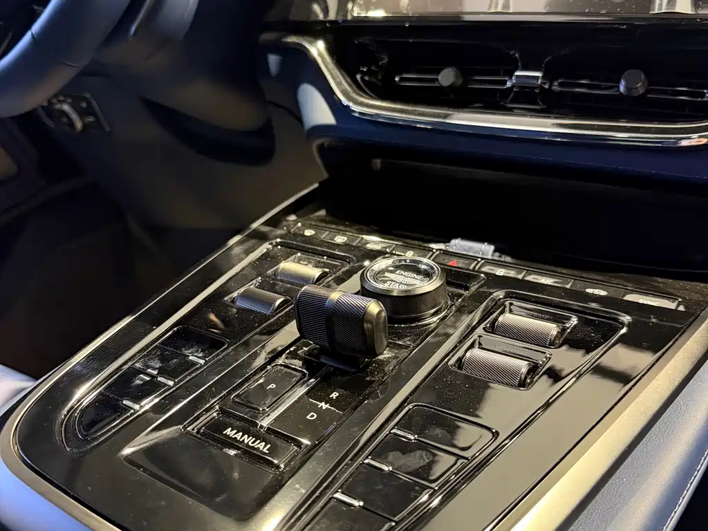 Aston Martin DBX — миниатюра 8