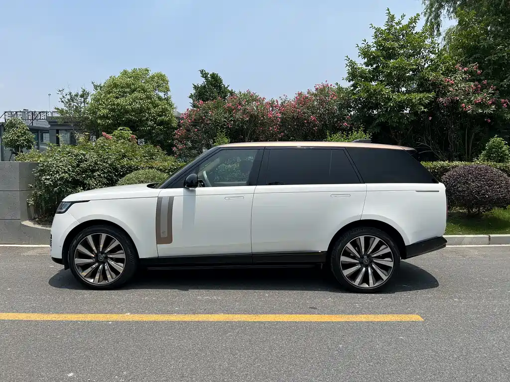 Land Rover Range Rover 2025 3.0 L6 400PS SV Long Wheelbase 4 мест