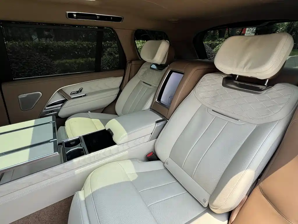 Land Rover Range Rover 2025 3.0 L6 400PS SV Long Wheelbase 4 мест